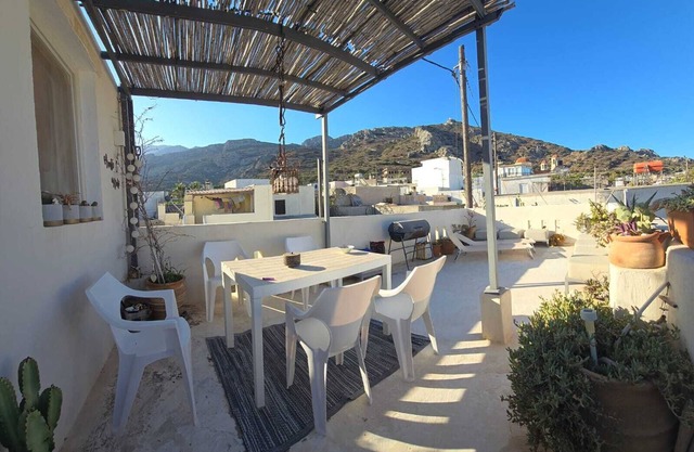 Comfortable vacation home with roof terrace in the original part of Crete