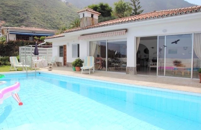 Comfortable vacation home with pool and sea views in La Orotava