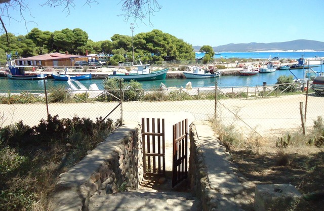 Villa confortable en el puerto deportivo de 20 metros del mar con un gran bosque de pinos privado