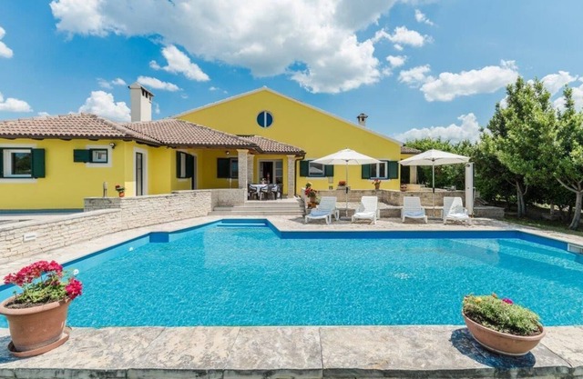 Villa confortable con piscina, amplio jardín lleno de vegetación, un oasis para vacaciones