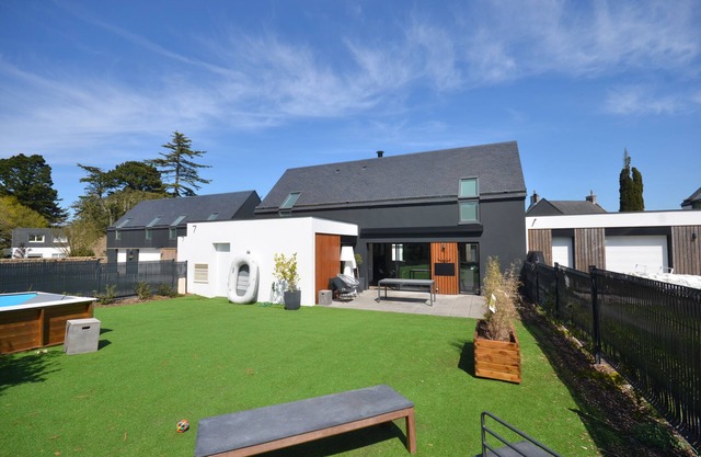 Comfortable villa 3 minutes' walk from the beach, restaurants and shops