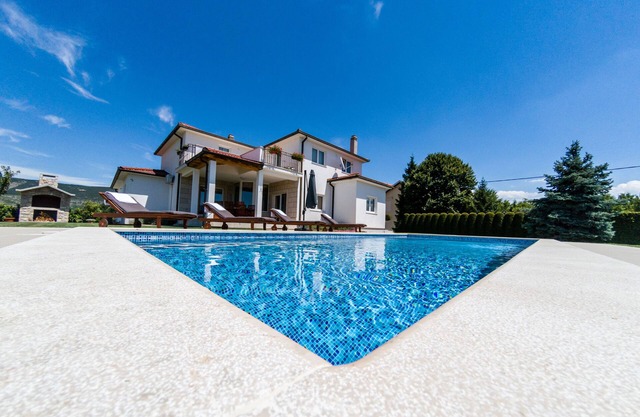 VILLA LATICA CÓMODA CON GRAN PRIVACIDAD, PISCINA AL AIRE LIBRE Y VISTA INCREÍBLE