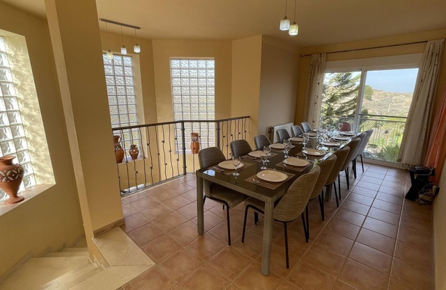 Villa grande (aire acondicionado, Internet inalámbrico) con piscina y jardín