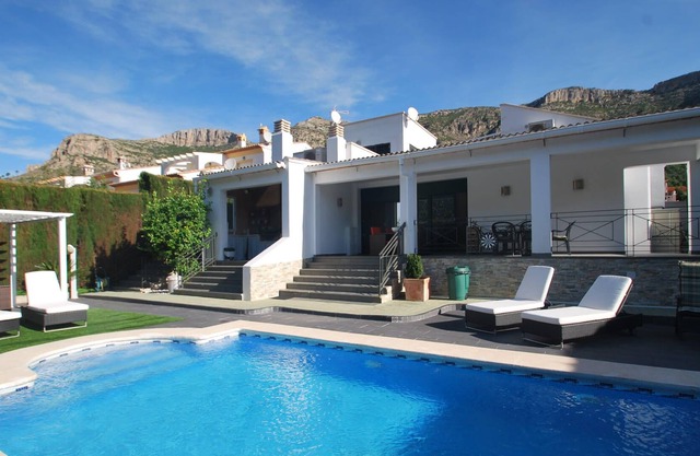 Chalet con piscina privada, aire acondicionada, internet