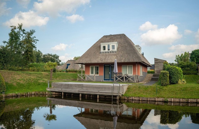Casa confortable junto al agua, en un parque.