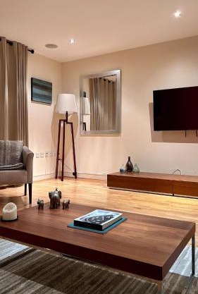 Comfortable & Well-Located 2 Bed Apartment in Chelsea