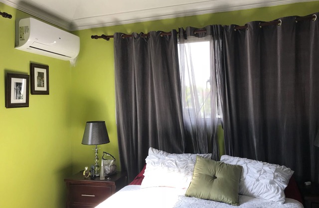 COMFORTABLE con escritorio de trabajo (DESK) y WIFI,con vista, restaurants y más