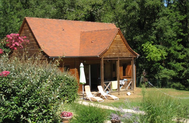 Cómodas cabañas de madera alrededor de una piscina - ALQUILER DOMINGO / DOMINGO
