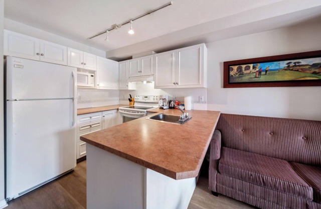 Comforts of Home! Studio With Full Kitchen - 210A