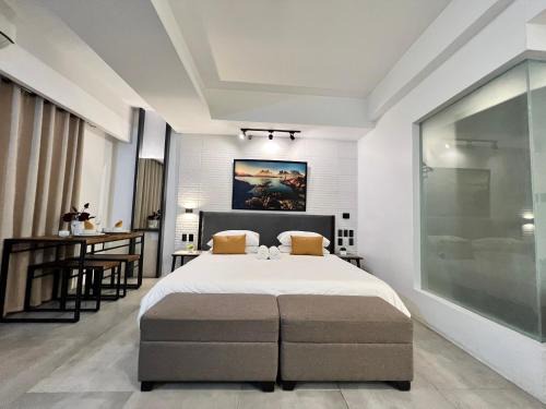 Comfty, Chic & Spacious Room with Parking & WiFi