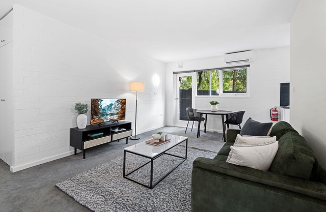 Comfy 1-Bed Apartment with Courtyard Seating