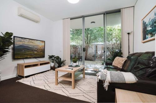 Comfy 1-Bed with Spacious Courtyard & Parking