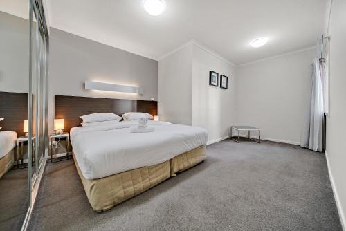 Comfy 2-Bed Near the Lake with Secure Parking