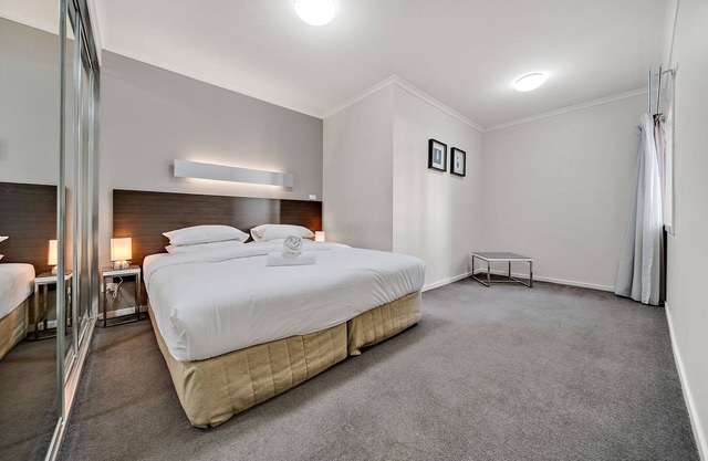 Comfy 2-Bed Near the Lake with Secure Parking