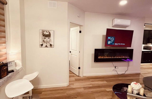 Comfy 2 bedroom 1 bath + parking!