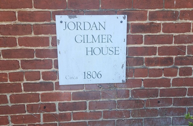 Comfy 3-bedroom historic building completely renovated, convenient to everything