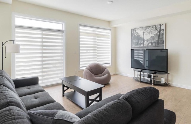 Comfy 2BR Innisfil Townhome with Free Parking, WiFi, Full Kitchen, Laundry, Only 5 Mins to Innisfil Beach Park & 15 Mins to Friday Harbour Resort! Perfect for Family Travel or Baecations!