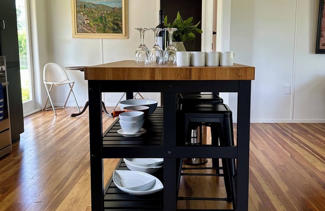 Comfy 3-bedroom house surrounded by vineyard in South Head an hour from Auckland
