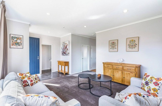 Comfy 4BR Stonefields Home w/ Mt. Wellington Views