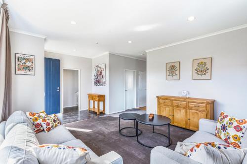 Comfy 4BR Home w Mt Wellington View Zodiak Stays