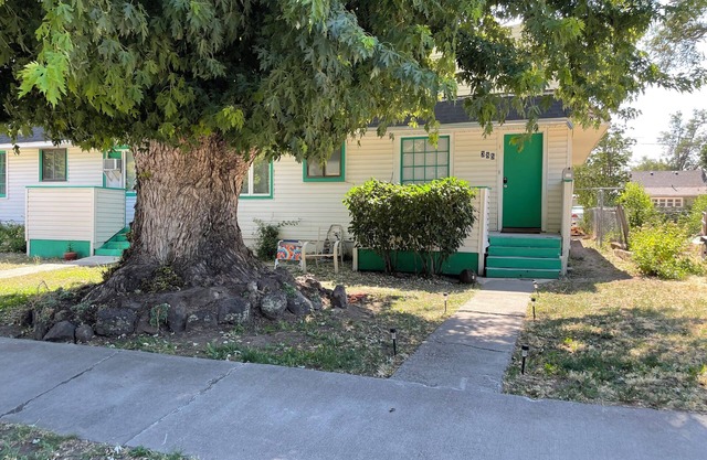 Comfy Abode, family pet friendly 3-bedroom apartment in Mountain Home with AC.