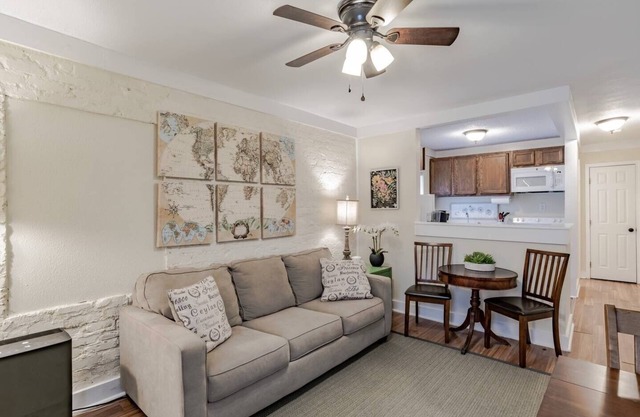 Comfy Midtown Charm – 16A