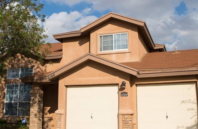 Comfy and Safe Family Neighborhood on West Side!