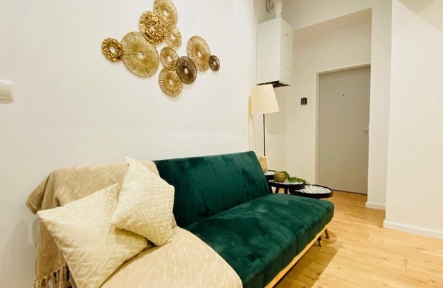Comfy and Scenic 4BR Stay in Ottakring