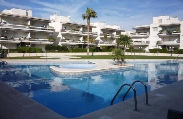 Cómodo apartamento junto a la playa con playas, terraza con jardín, piscina, mini golf + estacionamiento + wifi