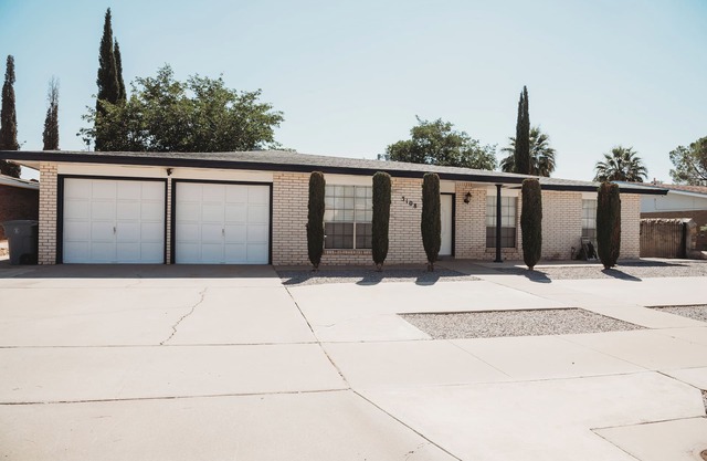 Comfy Casita, centrally located, pool, game room, sleeps 10!