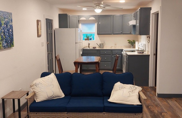 Comfy Cottage near river access, Nearby Gulfing, Wine Country and famous food!