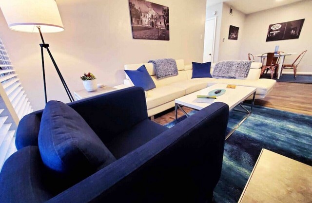 Comfy Downtown Apartment Near The Pearl - King Bed
