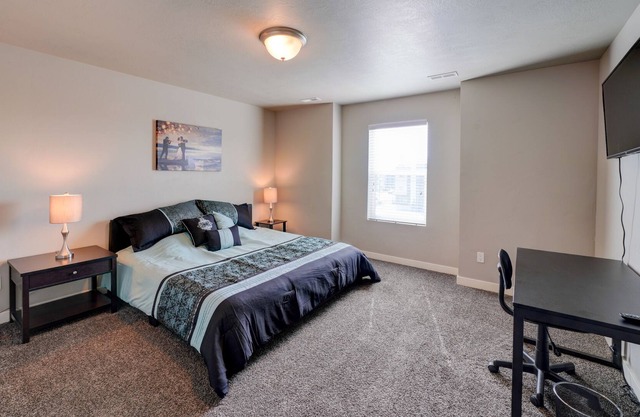 COMFY Family-friendly Retreat w/ HotTub & Pickleball