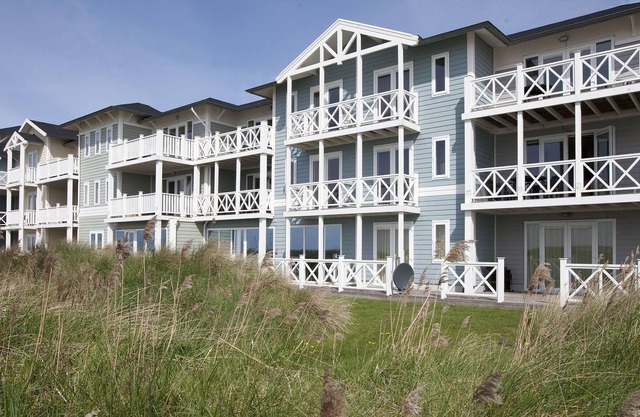 Comfy family room with balcony, close to the beach