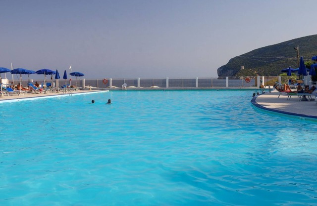 Comfy Flat W/ Pool, Tennis Court & Private Beach!