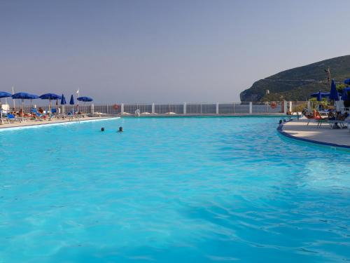 Comfy Flat W/Pool, Tennis Court & Private Beach!