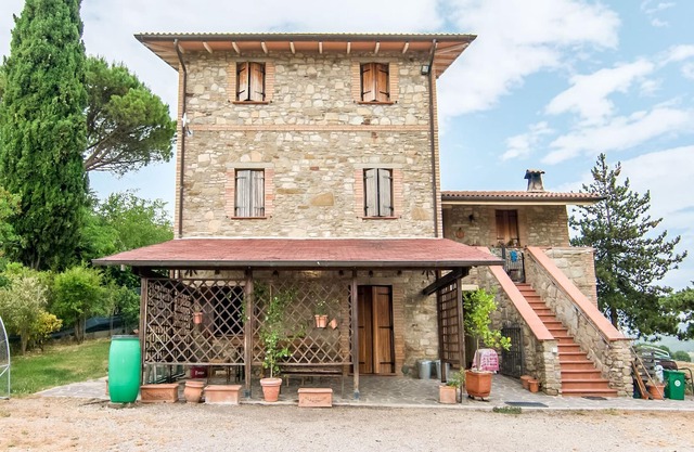 Cómoda casa de vacaciones en Montone con jardín