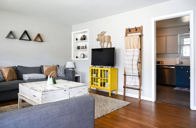 Comfy Home-2 Kitchens-15 min to Downtown