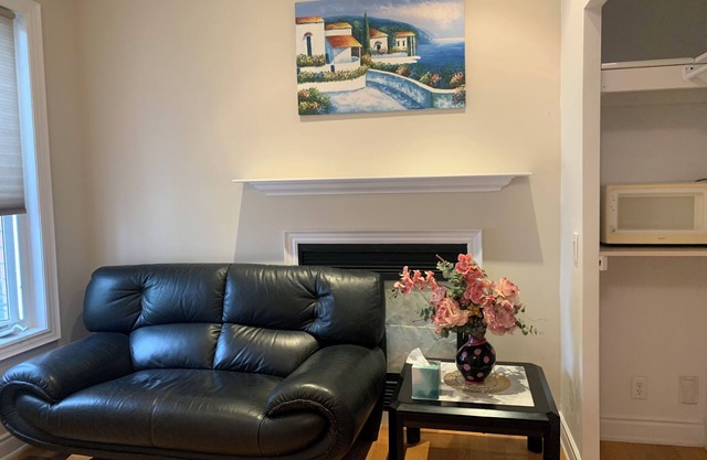 Comfy Home in the heart of Aurora , ON
