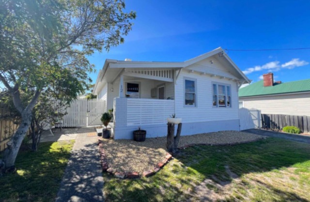 Comfy home within walking distance to beach, restaurants and Blunderstone area.