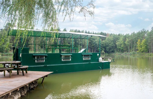 Cómoda casa flotante en Florennes junto al bosque
