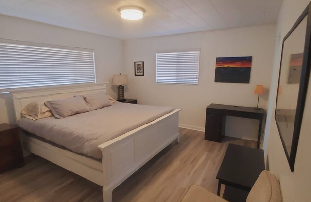 Comfy King bed, 1 bed MIL with fenced yard and private entrance, Dog friendly
