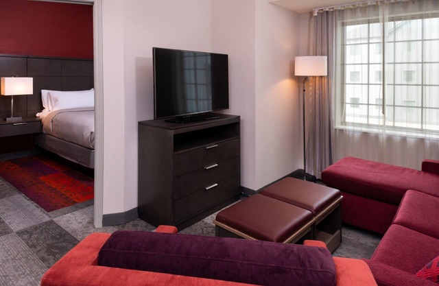 Cómoda Suite King. Desayuno buffet gratis. Piscina al aire libre.