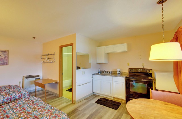 Comfy Lake City Studio < 1/2 Mi to Waterfront Park