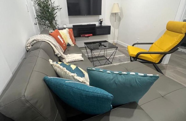Comfy & Modern 2 Bedroom Guest Suite with King Bed