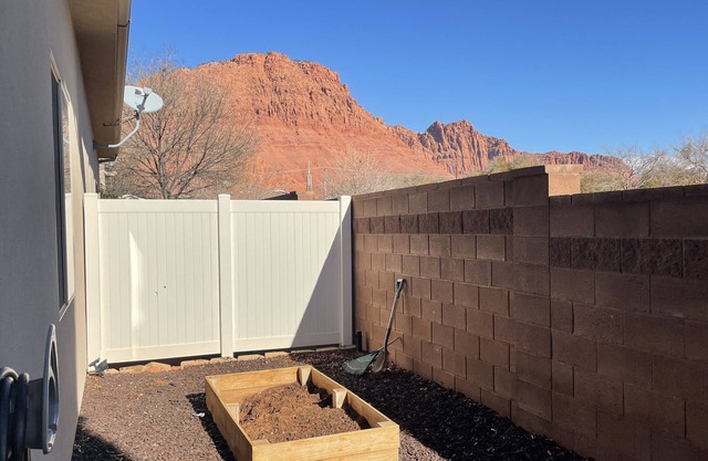 Comfy Modern large townhome. Bring pets.