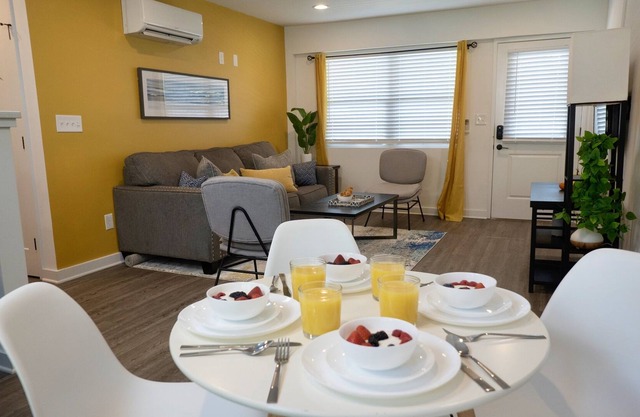 Comfy Modern Suite Minutes from Uptown