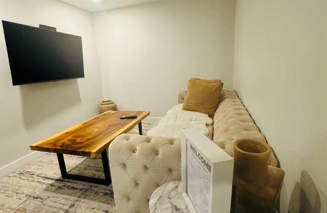 Comfy Neutral Living Free Parking