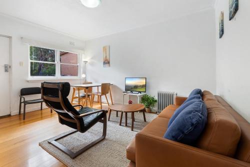 Comfy One-Bedroom Unit Between City and Airport