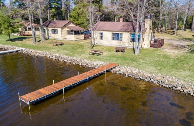 Comfy pet friendly 2 bedroom with fireplace